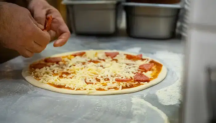 تهیه پیتزا با پنیر پیتزا